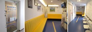 コントラストの強いわかりやすい色彩の待合の導線・広々とした待合